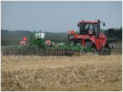 Traktor Quadtrac CASE IH 620 při pomítání pole